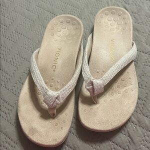Last chance Vionic Dillon  Beige Flip Flops 7.5